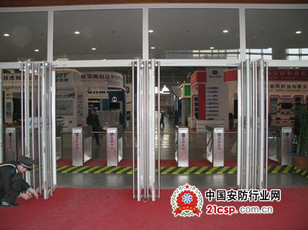 捷順科技攜創(chuàng)新停車(chē)場(chǎng)設(shè)備亮相2011年南京安防展，智慧停車(chē)成焦點(diǎn)
